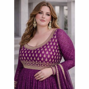 Puede incluir: Una taza de cerámica blanca con un asa negra y el texto "But First, Coffee" en negro, con una fuente de estilo manuscrito. La taza está sobre una superficie blanca.