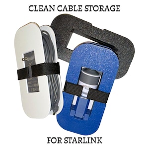 Puede incluir: Organizadores de almacenamiento de cables en blanco, azul y negro. Cada organizador tiene una correa negra para asegurar cables y dispositivos. Se muestra el texto "CLEAN CABLE STORAGE" y "FOR STARLINK".