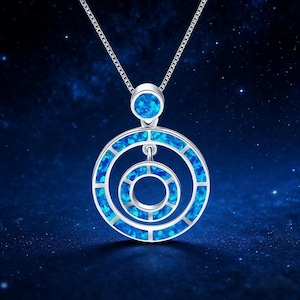 Puede incluir: Una taza de cerámica blanca con un asa negra y el texto "But First, Coffee" en un estilo manuscrito. La taza está sobre una superficie blanca. La taza mide 10 cm de alto.