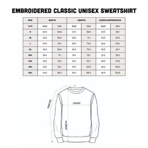 Puede incluir: Tabla de tallas para una sudadera unisex cl&aacute;sica bordada. La tabla incluye medidas en pulgadas y cent&iacute;metros para el ancho, el largo y el centro de la manga trasera, desde la talla S hasta la 5XL. El texto "EMBROIDERED CLASSIC UNISEX SWEATSHIRT" est&aacute; en la parte superior.