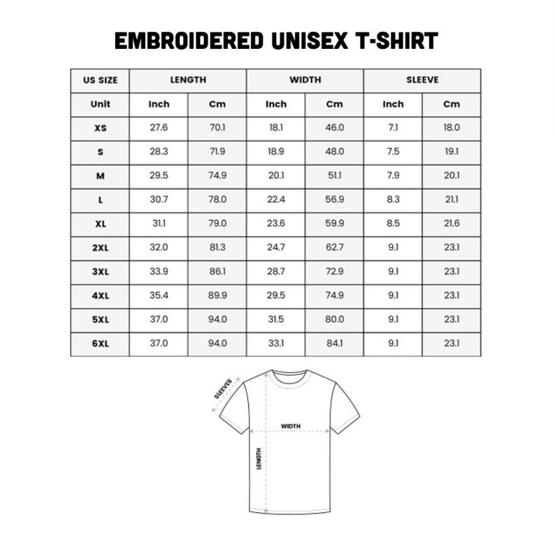 Puede incluir: Una tabla blanca con texto negro que detalla las medidas de una camiseta unisex bordada. La tabla incluye tallas estadounidenses, medidas de largo, ancho y manga en pulgadas y cent&iacute;metros.