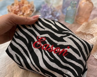 Neceser personalizado con bordado de cebra y leopardo, neceser de viaje personalizado, bolso con estampado animal.