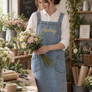 Grembiule in denim personalizzato con tasche, grembiule da cucina con nome ricamato su misura, grembiule per cucinare, cuocere al forno e lavorare la ceramica per donna, regalo per la festa della mamma