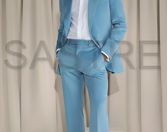 Peut inclure: Un costume bleu clair, composé d'une veste de costume et d'un pantalon évasé, porté avec une chemise blanche. Le costume est de couleur unie, et le modèle porte des chaussures marron. Le fond est de couleur neutre.
