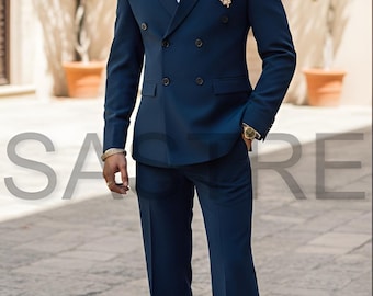 Peut inclure: Un costume bleu marine à double boutonnage avec une chemise blanche. Le costume comprend une épingle de revers dorée et une montre en or. Le pantalon est taillé avec un léger évasement. Le mot "SABRE" est partiellement visible en arrière-plan.