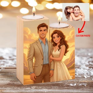 Puede incluir: Dos candelabros de madera con velas encendidas. Cada soporte presenta una ilustración personalizada de una pareja. El texto "CUSTOM PHOTO" está junto a una pequeña foto de una pareja. El fondo es de un color cálido, como un atardecer.