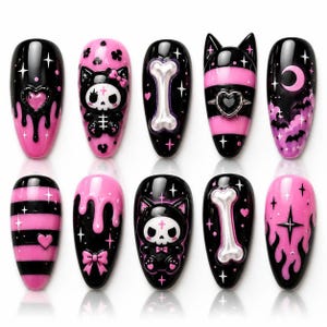 Könnte beinhalten: Ein Set aus zehn schwarzen und rosa Kunstnägeln mit verschiedenen Designs. Die Designs umfassen ein tropfendes Herz, einen Katzen-Schädel, einen Knochen, einen Herzring, einen Mond, Streifen, eine Schleife und einen Stern. Jeder Nagel hat ein glänzendes Finish.