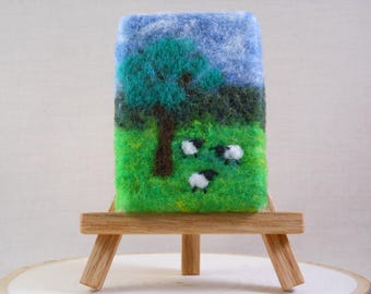 Pequeño cuadro de fieltro con aguja, paisaje con ovejas