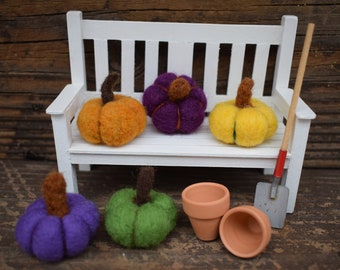 Calabazas en miniatura de fieltro con aguja