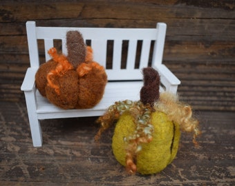 Calabazas en miniatura de fieltro con aguja