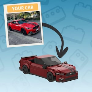 Könnte beinhalten: Ein rotes Spielzeugauto aus Bausteinen mit schwarzen Rennstreifen und schwarzen Rädern. Das Bild zeigt ein Foto eines roten Autos mit dem Text "YOUR CAR" in einem gelben Feld. Das Spielzeugauto ist eine Nachbildung des Autos auf dem Foto.