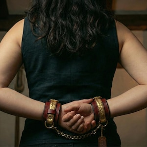 Esposas de cuero rojo y dorado de lujo / Muñequeras / Artículos BDSM de fantasía medieval / Esposas de bondage ajustables / Forro suave