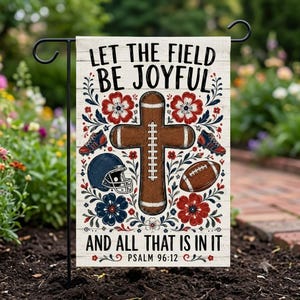 Könnte beinhalten: Eine rechteckige Gartenflagge mit weißem Holzplanken-Hintergrund und dem Text LET THE FIELD BE JOYFUL AND ALL THAT IS IN IT PSALM 96:12. Das Design zeigt ein braunes Football-Kreuz, einen blauen Helm, einen Football und rote Blumen.
