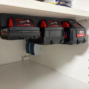 Milwaukee M18 battery holder with or without locking function