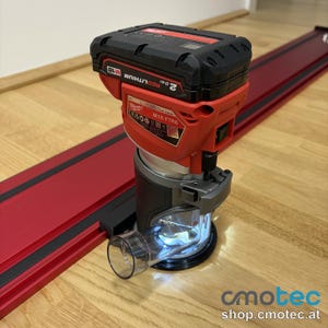 Könnte beinhalten: Ein roter und schwarzer Akku-Fräser mit transparentem Schutz. Der Fräser ist mit "M18 FTR8" und "REDLITHIUM M18" beschriftet. Eine rote Schiene mit schwarzen Streifen ist im Hintergrund. Die Website shop.cmotec.at ist sichtbar.