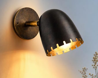 Aplique de pared de latón esmaltado en verde, lámpara de mesita de noche de estilo moderno de mediados de siglo, luz de lectura con globo opalino, aplique de pared ajustable.