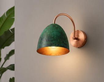 Aplique de pared moderno de latón y pátina verde, lámpara de pared de latón hecha a mano, lámpara de cúpula rústica, lámpara de pared industrial, iluminación de mesilla de noche