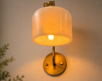 Aplique de pared de alabastro / Lámpara de latón ajustable de estilo moderno de mediados de siglo / Lámpara de pared de mármol de lujo para dormitorio, pasillo y sala de estar.