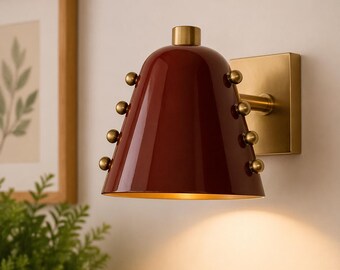 Aplique de pared cónico de latón con pantalla color vino / Lámpara de pared artesanal de estilo moderno de mediados de siglo / Lámpara de acento con remaches / Iluminación de pared de lujo para mesita de noche