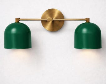 Aplique de pared doble: latón verde, pantalla blanca suave, mediados de siglo