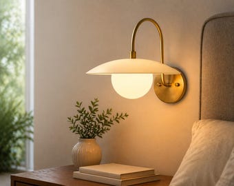 Aplique de pared de latón de mediados de siglo, lámpara de mesilla de noche, iluminación moderna para dormitorio, luminaria minimalista de latón, lámpara de pared con enchufe.