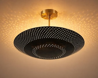 Lámpara de techo moderna de mediados de siglo en latón / Luminaria empotrada perforada / Lámpara minimalista de cúpula dorada / Iluminación ambiental cálida