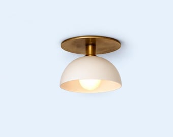 Lámpara de techo con cúpula blanca mate: detalles en latón, iluminación moderna para pasillos