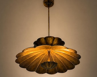 Lámpara colgante de latón hecha a mano con forma de flor, estilo mediados de siglo, década de 1950: moderna lámpara de techo con forma de pétalo para una decoración de lujo en el hogar, lámpara de araña grande para dormitorio.