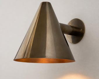 Aplique de pared italiano de latón – Lámpara cónica de estilo moderno de mediados de siglo, luminaria de estilo vintage