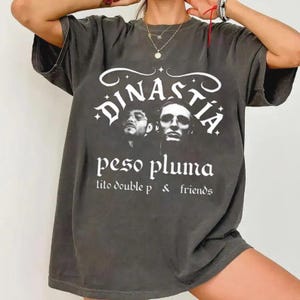 Peso Pluma Dinastia Tito Double P & Friends Graphic T-shirt, Peso Pluma Vintage-skjorta, Dinastia Graphic T-shirt, Sweatshirt, Hoodie, Present till fan