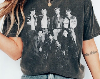 BTS World Tour 2026 Shirt, Vintage 90er Jahre Stil Bangtan Merch, Kpop Arirang Tour Retro 90er Jahre Shirt, ARMY Fan Geschenk, OT7 Gruppenporträts