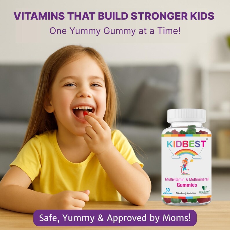 Puede incluir: Una ni&ntilde;a con una camisa amarilla sonr&iacute;e mientras come una gomita roja. A la derecha hay un frasco de Kidbest Multivitamin & Multimineral Gummies. La etiqueta dice "Vitamins That Build Stronger Kids" y "Safe, Yummy & Approved by Moms!"