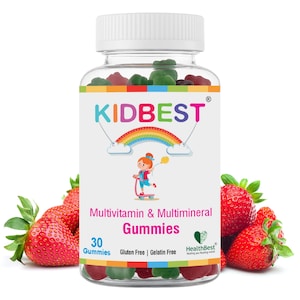 Puede incluir: Una botella de pl&aacute;stico transparente de gomitas multivitam&iacute;nicas y multiminerales KidBest con tapa blanca. La etiqueta presenta un arco&iacute;ris, una ni&ntilde;a en monopat&iacute;n y el texto "KidBest Gummies". La botella contiene 30 gomitas y est&aacute; rodeada de fresas frescas.