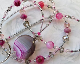 MAGENTA MIST – cordão de identificação com contas, porta-crachá de identificação – pedras preciosas de ágata, pedras preciosas de jade, cristais brilhantes (fecho magnético/colar)