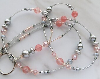 Cordão para crachá com pérolas cor pêssego, porta-crachá, cordão para professor, cordão para escritório (fecho magnético/de colar ou tecido confortável)