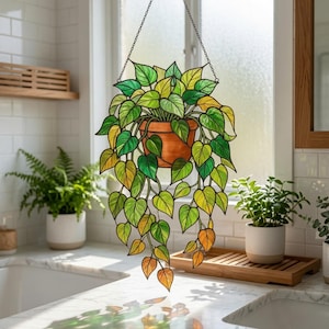 Holographische Herz Blatt Pflanze Acryl Suncatcher - Kaskaden Pothos Terrakotta Topf Fenster hängend, Boho Dekor