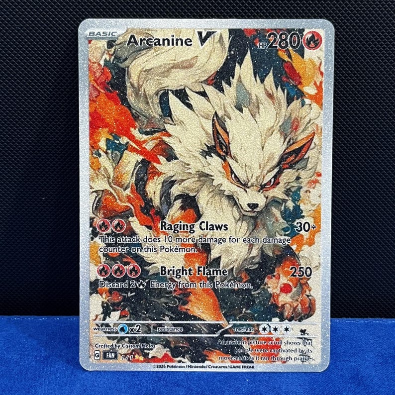 Puede incluir: Carta coleccionable de Arcanine V con borde plateado. Ilustraci&oacute;n detallada de una criatura canina en llamas. Texto describe ataques y mec&aacute;nicas de juego. HP: 280.