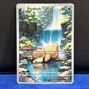 Op de afbeelding: Een holografische Psyduck Pokémon-kaart met een waterval als achtergrond. De kaart toont Psyduck in rust. Tekst bevat "Psyduck", "HP 60", "Ability Damp" en "Ram". Afmetingen: ongeveer 8,8 cm x 6,3 cm.