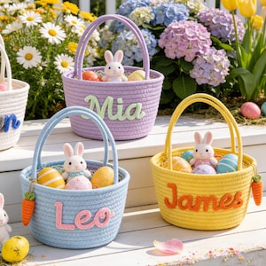 Puede incluir: Cinco cestas de Pascua coloridas con nombres: Ethan, Mia, Leo y James. Cada cesta contiene un conejito de peluche y huevos decorados. Las cestas son blancas, moradas, azules y amarillas, con un acento de zanahoria.