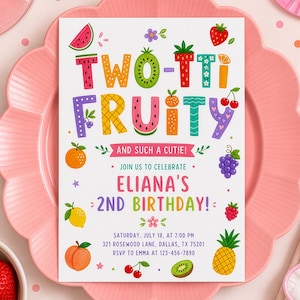 Könnte beinhalten: Eine rechteckige Geburtstagseinladungskarte mit weißem Hintergrund und dem bunten Text TWO-TTI FRUITY AND SUCH A CUTIE! ELIANA'S 2ND BIRTHDAY! Das Design enthält Illustrationen von Wassermelone, Erdbeeren, Kiwi, Kirschen, Weintrauben, Orange, Zitrone, Pfirsich und Ananas.