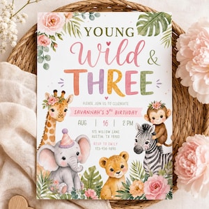 Op de afbeelding: Een rechthoekige verjaardagsuitnodigingskaart met de tekst YOUNG Wild & THREE. Het ontwerp bevat aquarelillustraties van een giraf, olifant, aap, zebra en leeuwenwelp, omringd door roze bloemen en groene tropische bladeren.