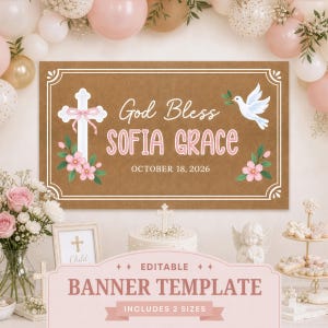 Pode incluir: Um banner retangular castanho com uma cruz branca com um laço cor-de-rosa, uma pomba branca e flores cor-de-rosa. O texto diz God Bless SOFIA GRACE e OCTOBER 18, 2026. O design inclui uma borda decorativa branca num fundo de papel kraft.