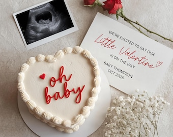 バレンタインデーの妊娠発表テンプレート、編集可能なCanvaカード、Oh Babyケーキのフラットレイ