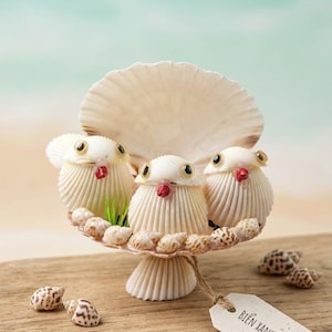 Figura de pájaro en nido hecha a mano con conchas marinas / Decoración de escritorio costera / Adorno de casa de playa en miniatura / Regalo único para amantes de las aves