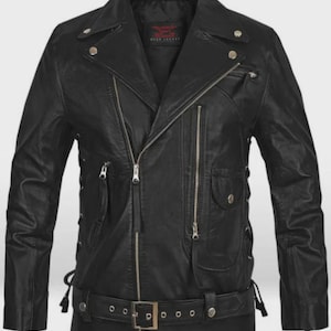 Könnte beinhalten: Schwarze Motorradjacke aus Leder mit asymmetrischem Reißverschluss, Reverskragen und mehreren Reißverschlusstaschen. Sie hat einen Gürtel in der Taille und silberfarbene Hardware. Klassischer Biker-Stil.