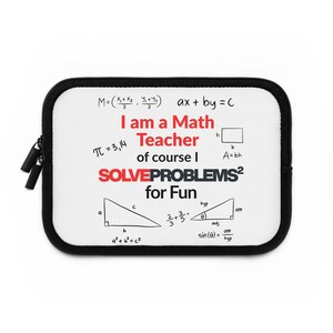 Puede incluir: Un letrero de madera rústico blanco con la palabra "Welcome" escrita a mano. El letrero tiene un acabado envejecido y un pequeño corazón decorativo. Diseñado para uso en interiores o exteriores, añade un toque acogedor.