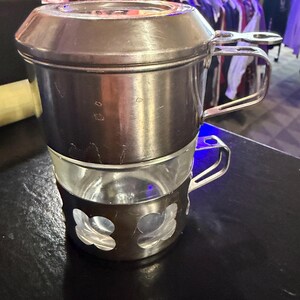 Puede incluir: Un filtro de caf&eacute; vietnamita de acero inoxidable, compuesto por un filtro superior, una c&aacute;mara principal y un portavasos. El portavasos tiene cortes decorativos. El filtro est&aacute; dise&ntilde;ado para preparar caf&eacute; directamente en una taza.