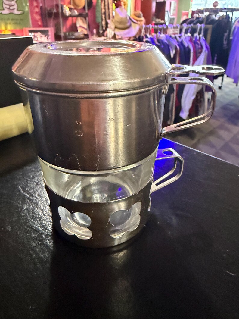 Puede incluir: Un filtro de caf&eacute; vietnamita de acero inoxidable, compuesto por un filtro superior, una c&aacute;mara principal y un portavasos. El portavasos tiene cortes decorativos. El filtro est&aacute; dise&ntilde;ado para preparar caf&eacute; directamente en una taza.