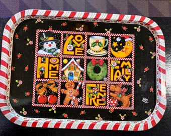 Bandeja de metal diseñada por Mary Engelbreit con ilustraciones navideñas y de temática hogareña.
