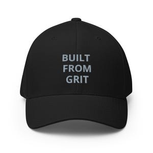 Strukturierte Köpermütze, taillierter Hut, gebogener Schirm/Built from Grit Logo auf der Vorderseite